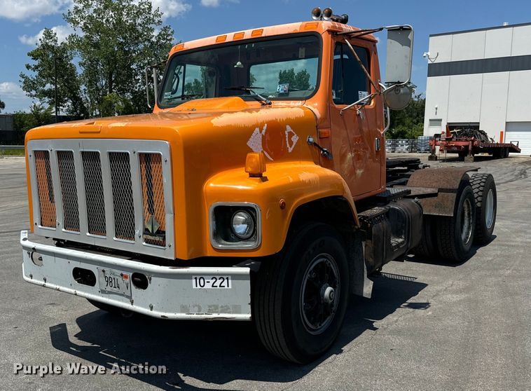 image for item DV5820 1999 International  2674 semi truck