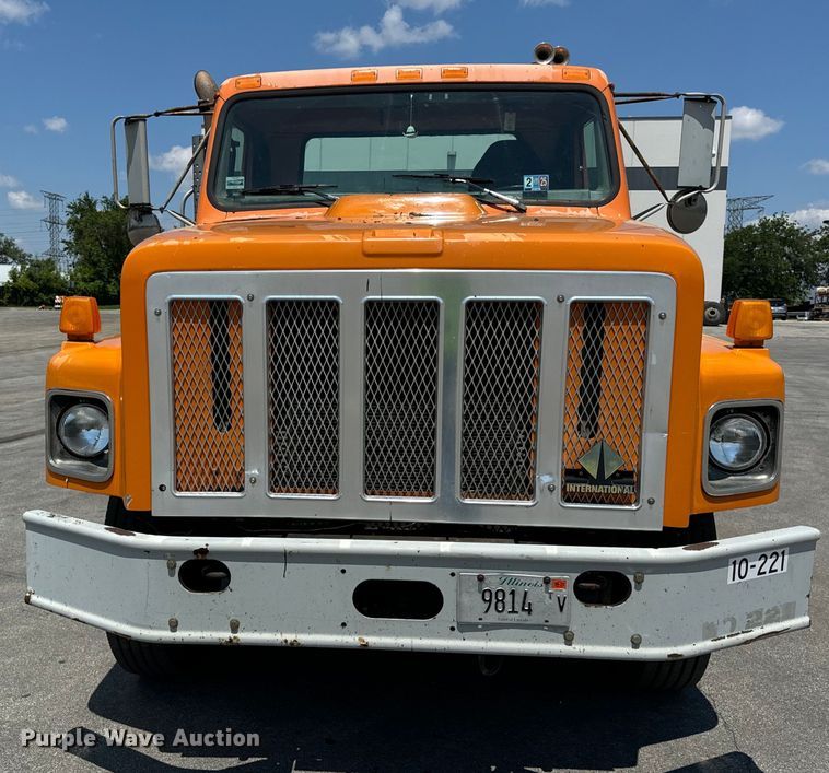 image for item DV5820 1999 International  2674 semi truck