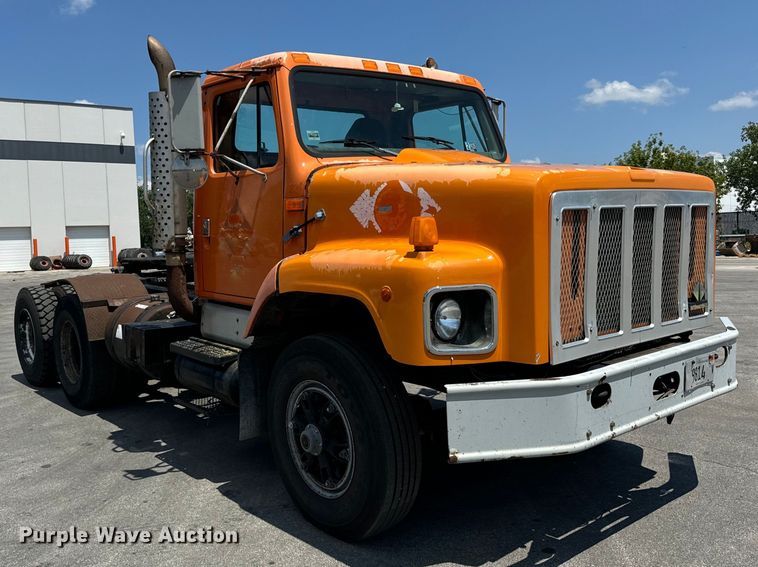 image for item DV5820 1999 International  2674 semi truck