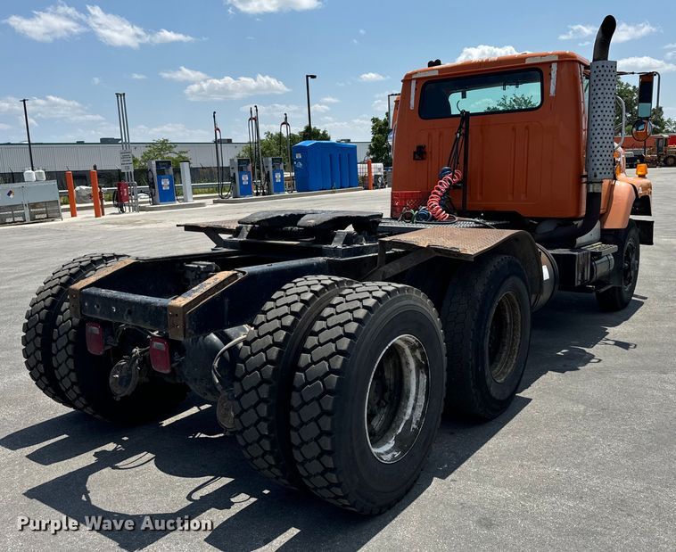 image for item DV5820 1999 International  2674 semi truck