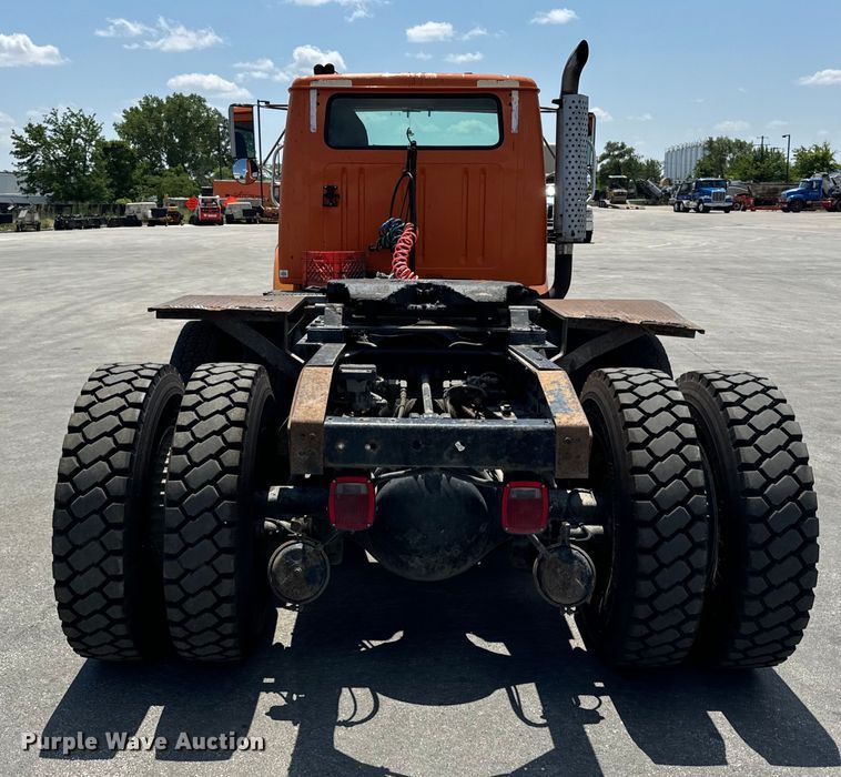 image for item DV5820 1999 International  2674 semi truck