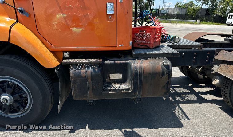 image for item DV5820 1999 International  2674 semi truck