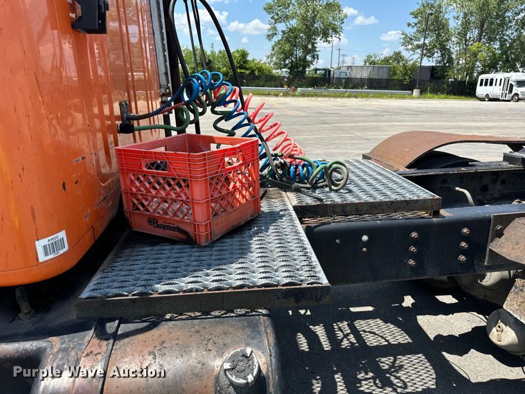 image for item DV5820 1999 International  2674 semi truck