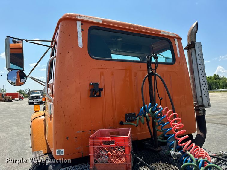 image for item DV5820 1999 International  2674 semi truck