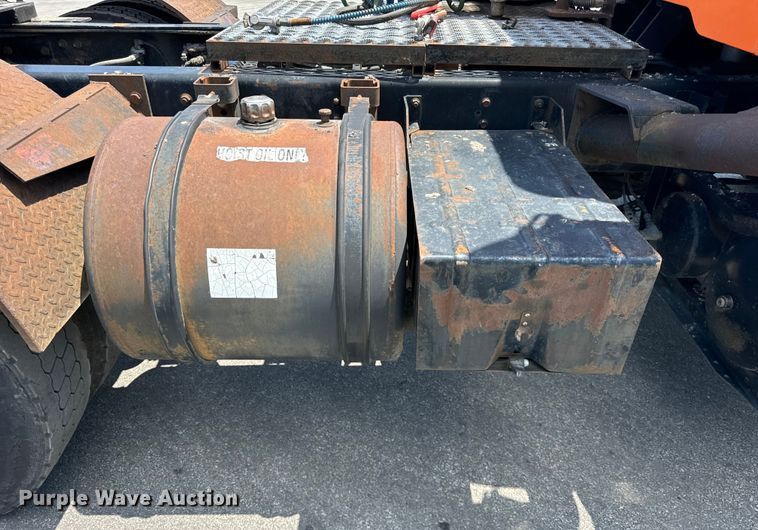 image for item DV5820 1999 International  2674 semi truck