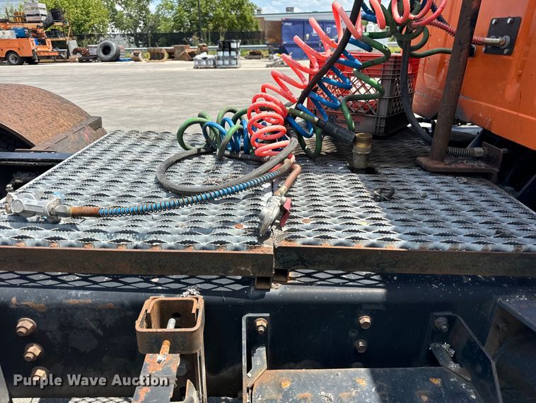 image for item DV5820 1999 International  2674 semi truck