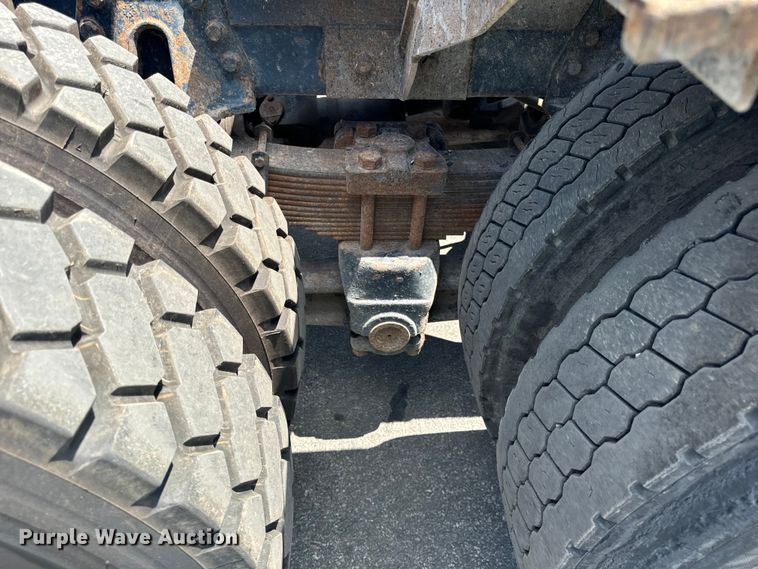 image for item DV5820 1999 International  2674 semi truck