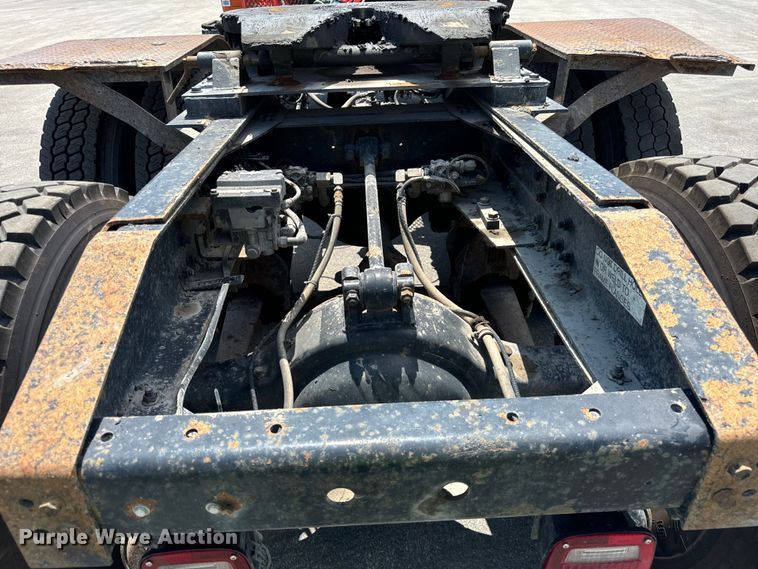 image for item DV5820 1999 International  2674 semi truck