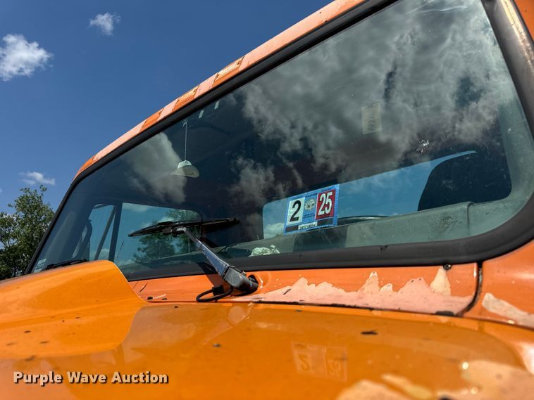 image for item DV5820 1999 International  2674 semi truck