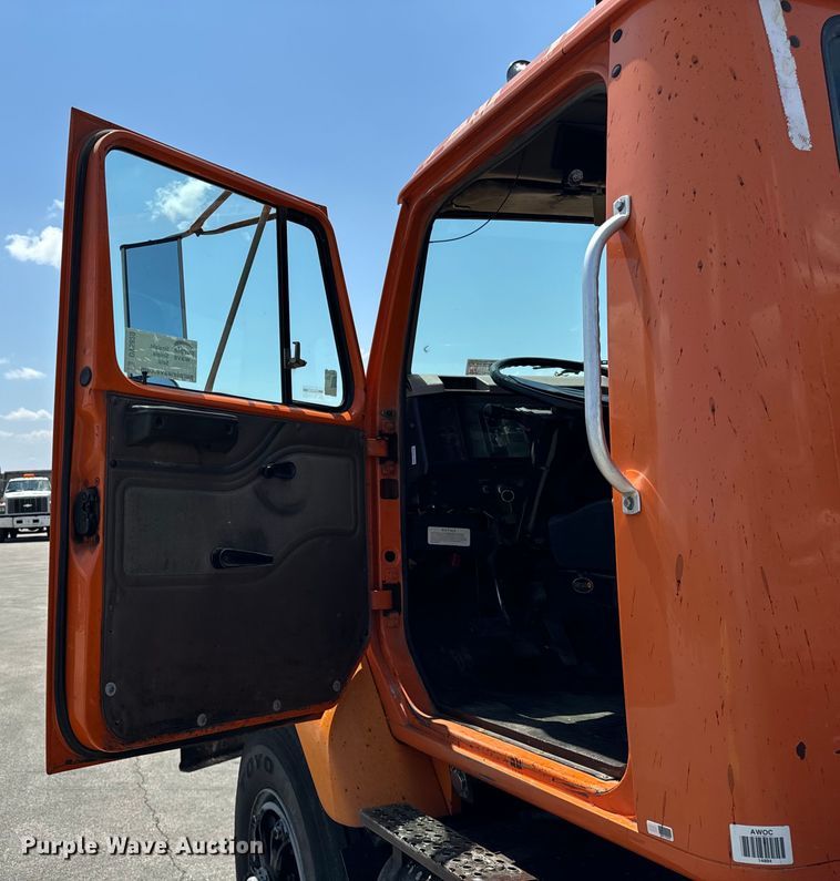 image for item DV5820 1999 International  2674 semi truck