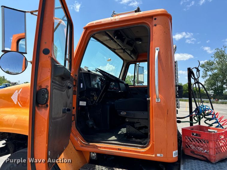 image for item DV5820 1999 International  2674 semi truck