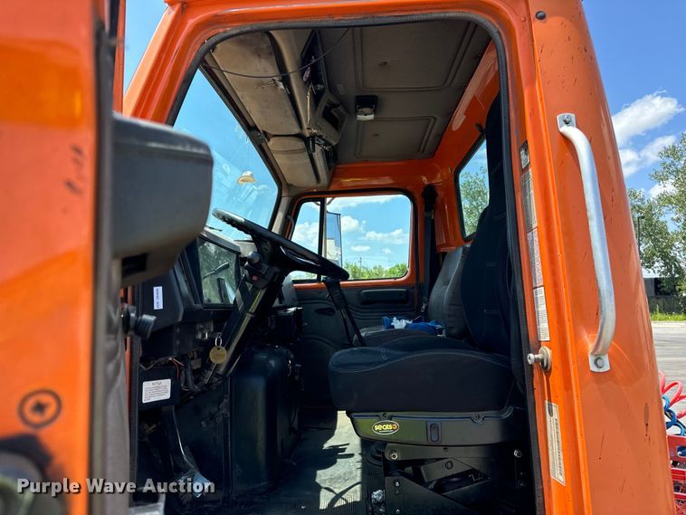 image for item DV5820 1999 International  2674 semi truck