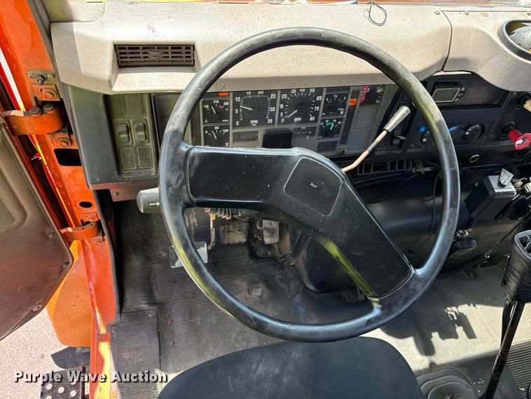 image for item DV5820 1999 International  2674 semi truck