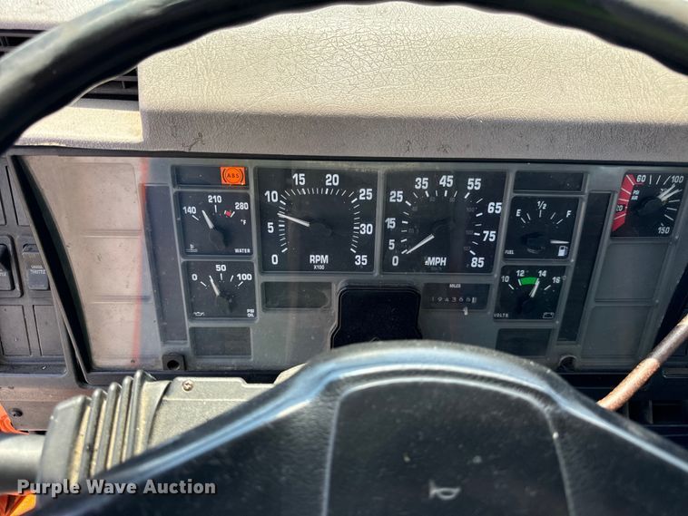 image for item DV5820 1999 International  2674 semi truck