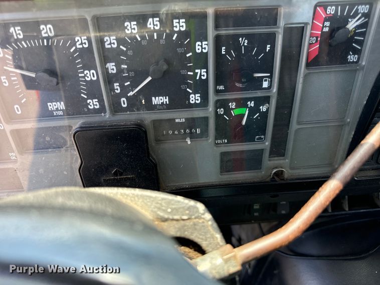 image for item DV5820 1999 International  2674 semi truck