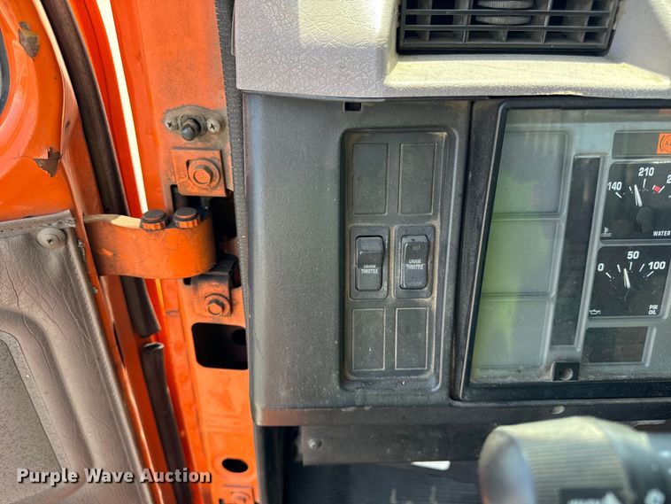 image for item DV5820 1999 International  2674 semi truck