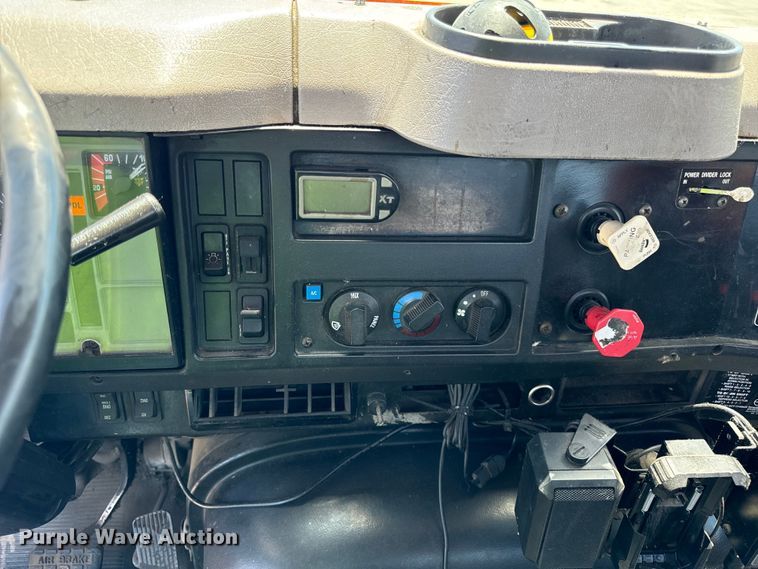 image for item DV5820 1999 International  2674 semi truck