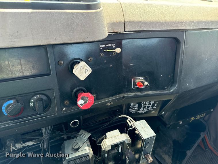 image for item DV5820 1999 International  2674 semi truck