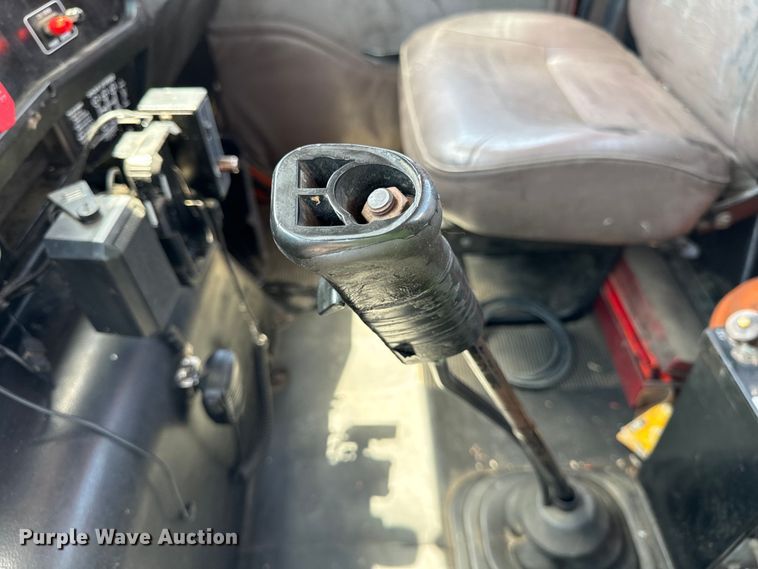 image for item DV5820 1999 International  2674 semi truck