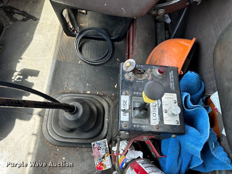 image for item DV5820 1999 International  2674 semi truck