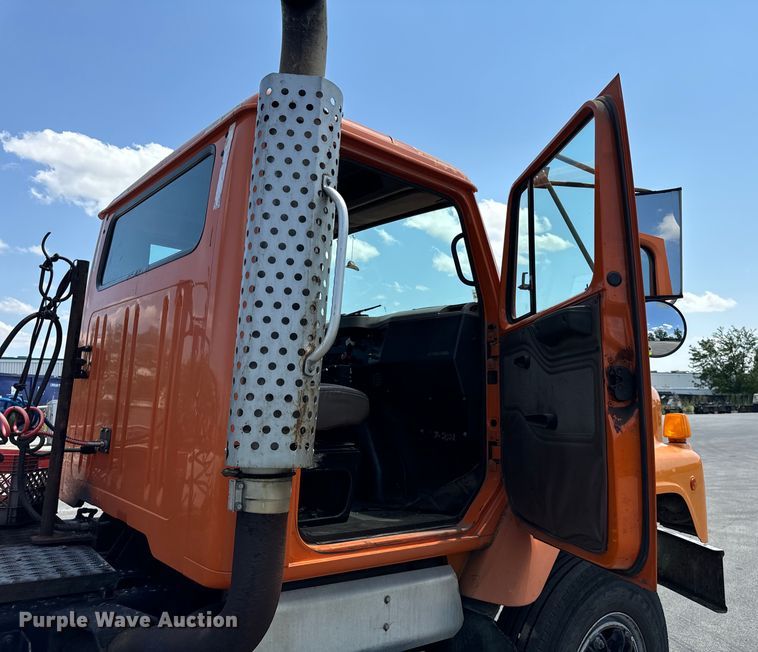 image for item DV5820 1999 International  2674 semi truck