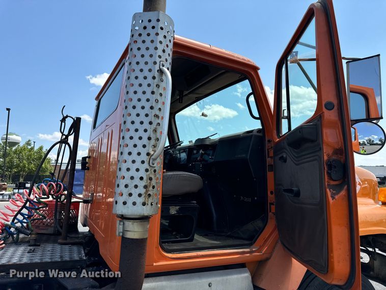 image for item DV5820 1999 International  2674 semi truck