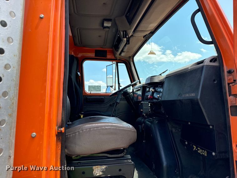 image for item DV5820 1999 International  2674 semi truck