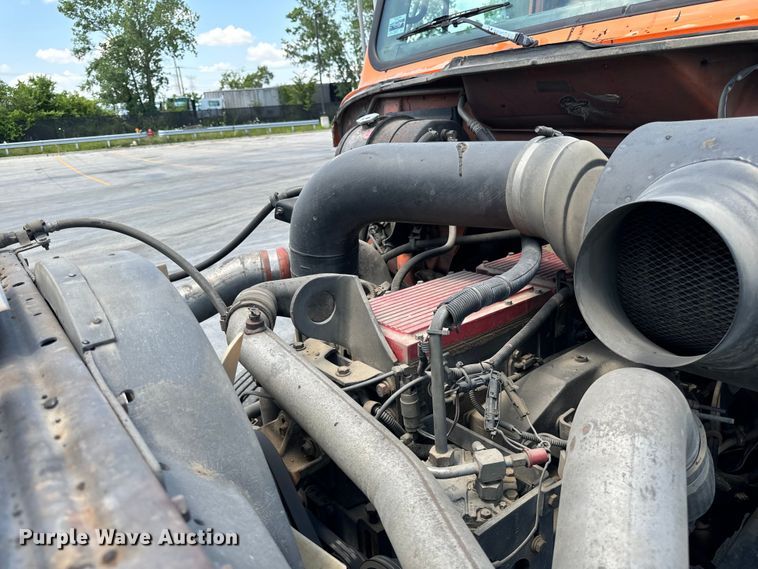 image for item DV5820 1999 International  2674 semi truck