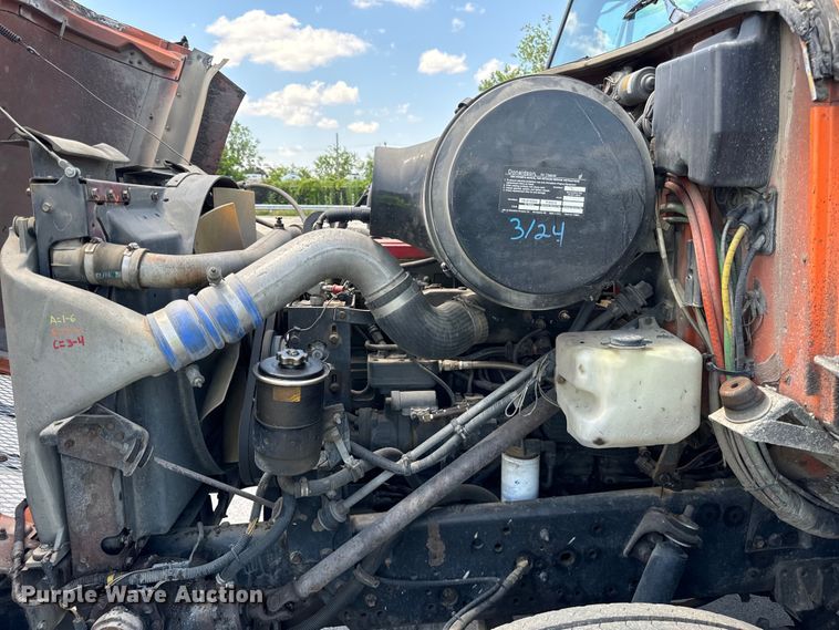 image for item DV5820 1999 International  2674 semi truck