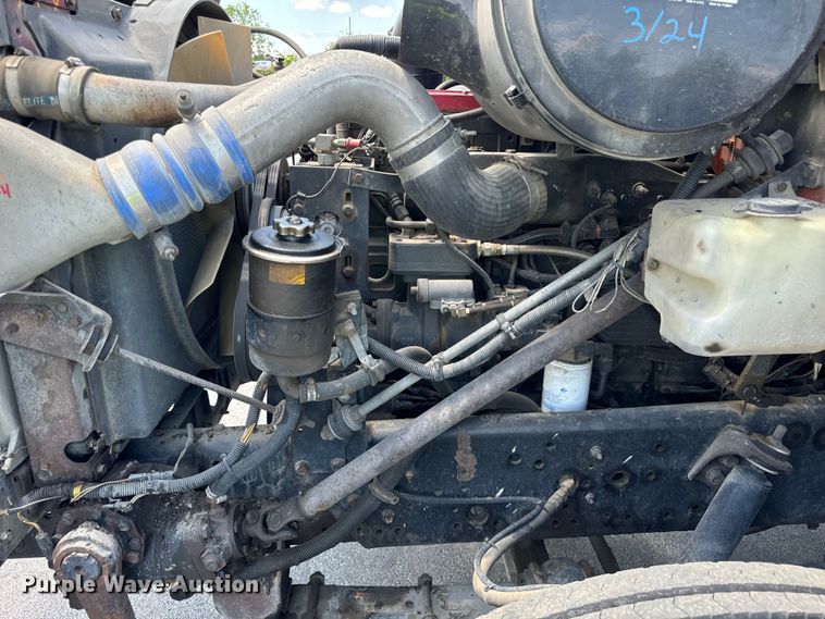 image for item DV5820 1999 International  2674 semi truck