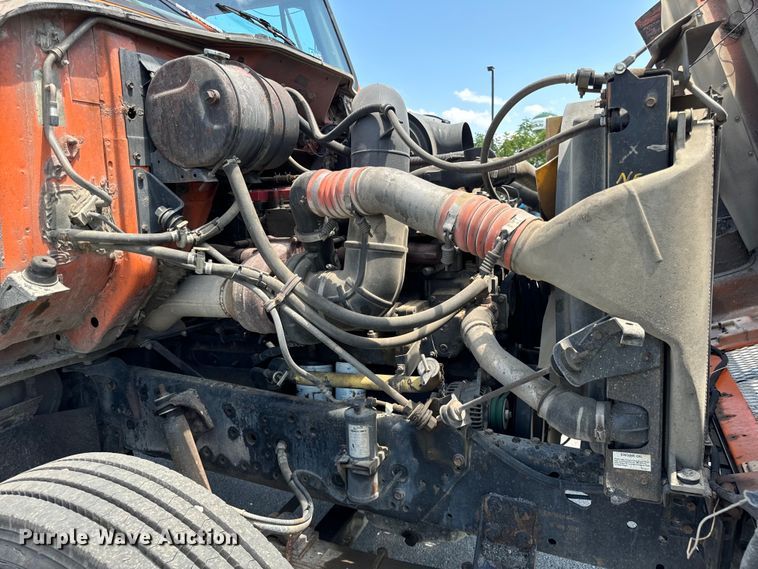 image for item DV5820 1999 International  2674 semi truck