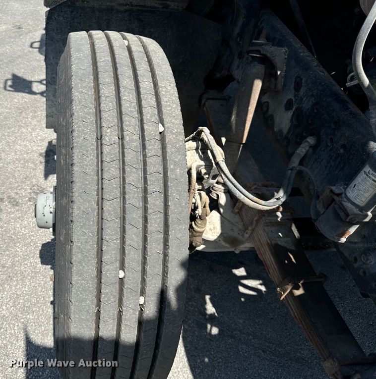 image for item DV5820 1999 International  2674 semi truck