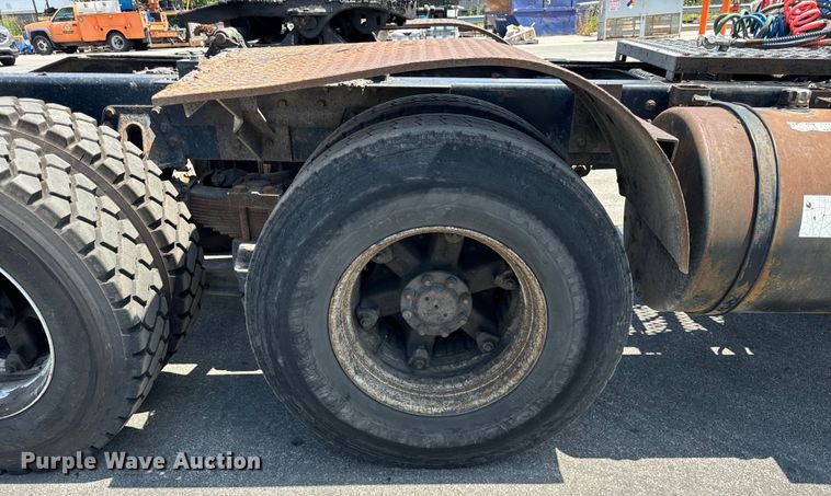 image for item DV5820 1999 International  2674 semi truck