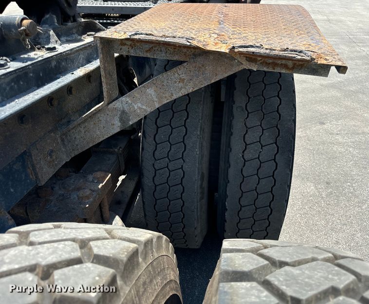 image for item DV5820 1999 International  2674 semi truck