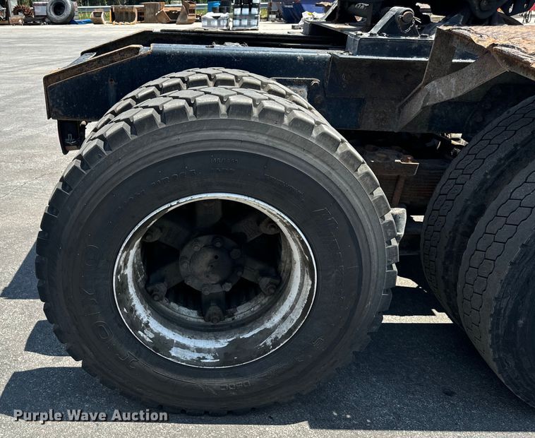 image for item DV5820 1999 International  2674 semi truck