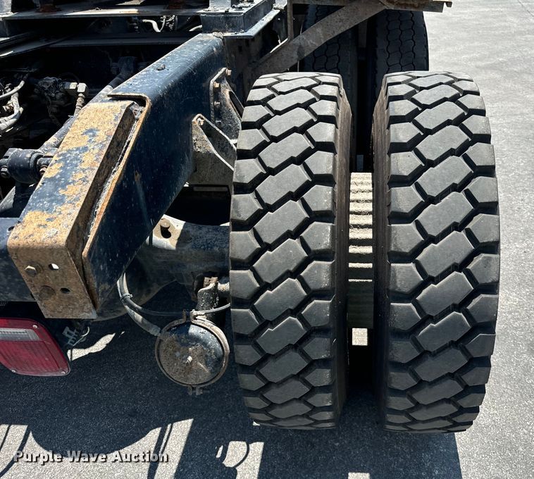 image for item DV5820 1999 International  2674 semi truck