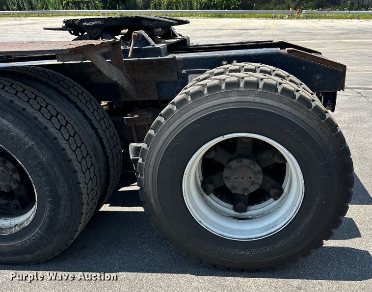 image for item DV5820 1999 International  2674 semi truck