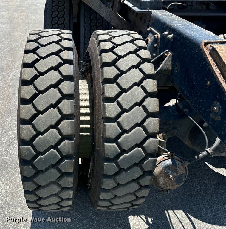 image for item DV5820 1999 International  2674 semi truck