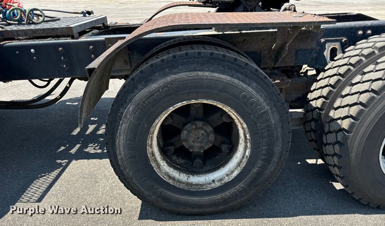 image for item DV5820 1999 International  2674 semi truck