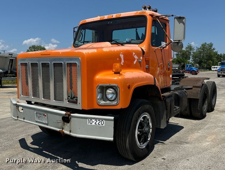 image for item DV5821 1999 International  2674 semi truck