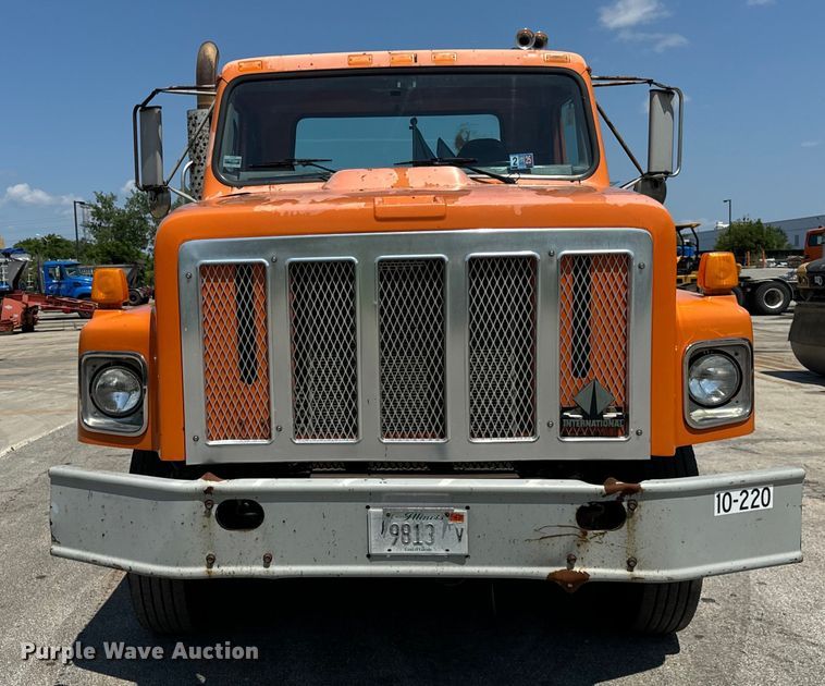 image for item DV5821 1999 International  2674 semi truck