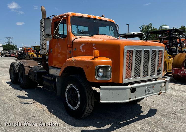 image for item DV5821 1999 International  2674 semi truck