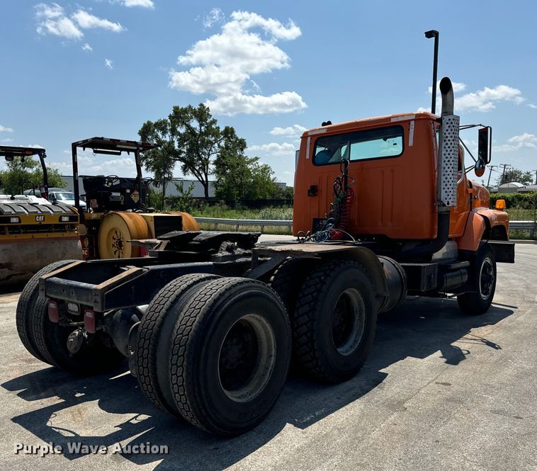 image for item DV5821 1999 International  2674 semi truck