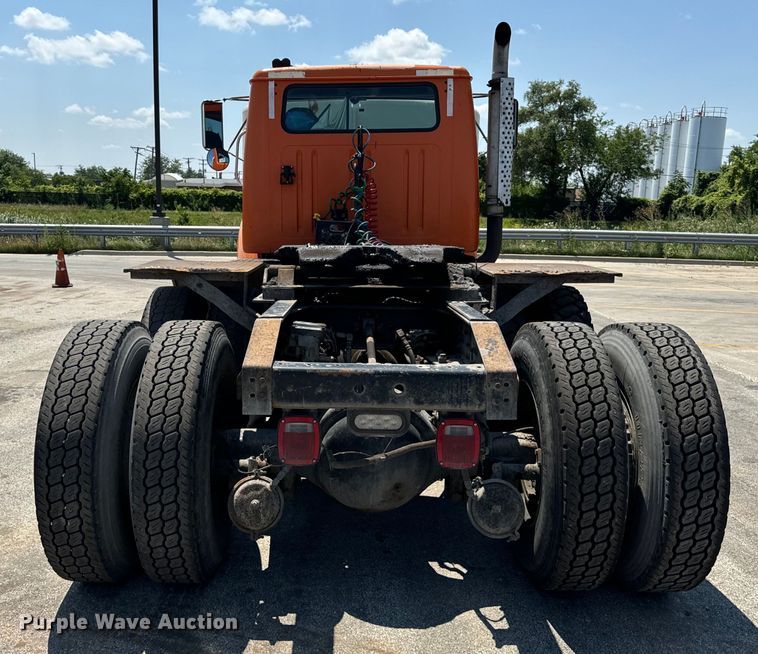 image for item DV5821 1999 International  2674 semi truck