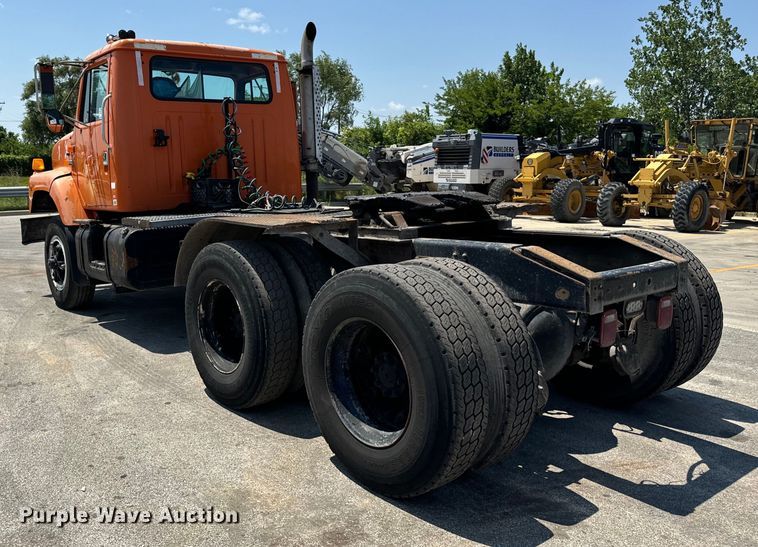 image for item DV5821 1999 International  2674 semi truck