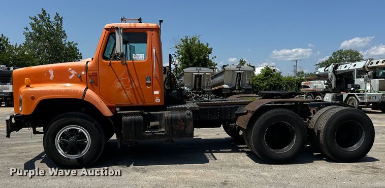 image for item DV5821 1999 International  2674 semi truck