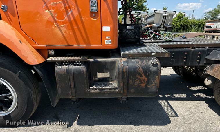 image for item DV5821 1999 International  2674 semi truck