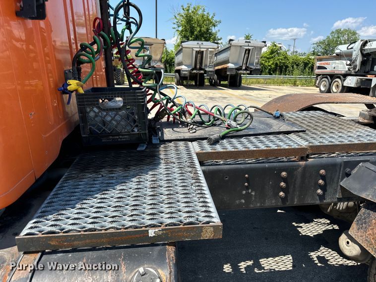 image for item DV5821 1999 International  2674 semi truck