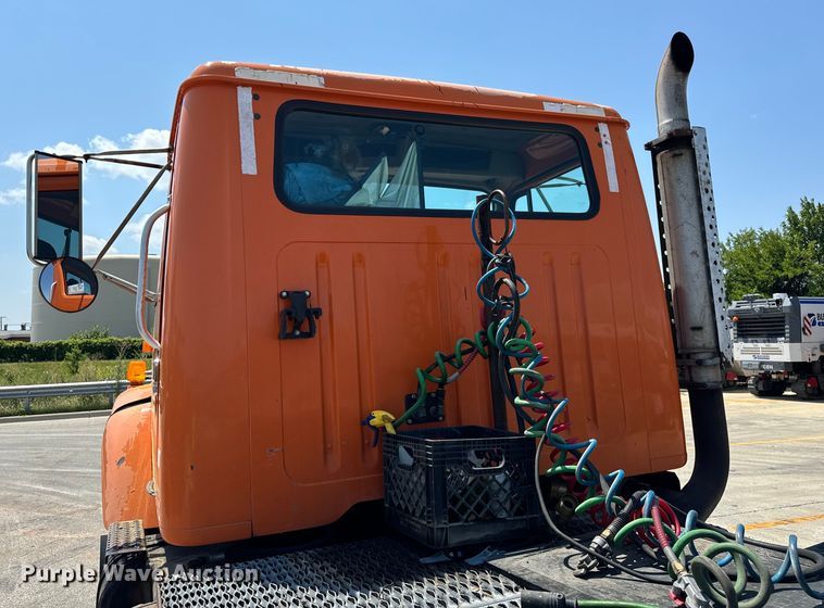 image for item DV5821 1999 International  2674 semi truck