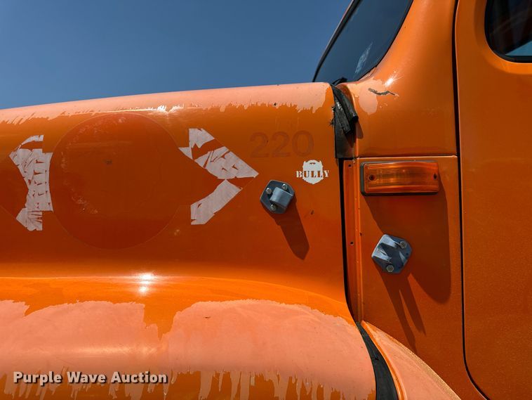 image for item DV5821 1999 International  2674 semi truck